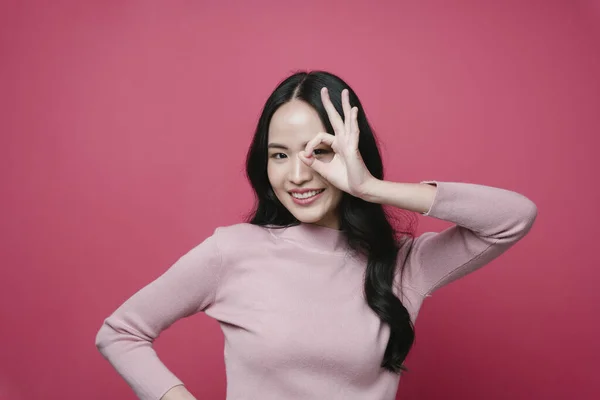 Retrato Mujer Asiática Joven Mostrando Signo Gesto Aislado Sobre Fondo —  Fotos de Stock