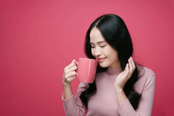 Porträtt Ung Asiatisk Kvinna Som Håller Kaffekopp Isolat Rosa Bakgrund — Stockfoto