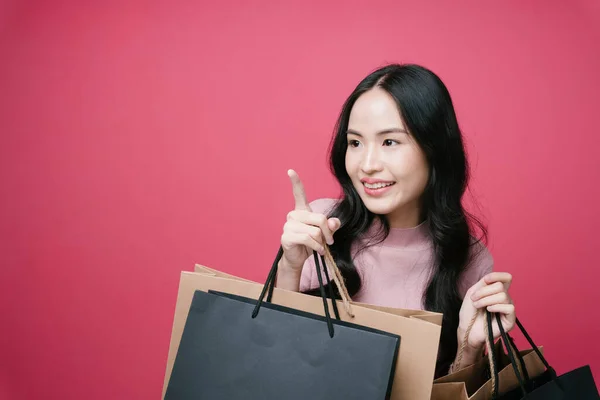 Shopping Liebhaber Mit Vielen Einkaufstüten Die Mit Dem Finger Auf — Stockfoto