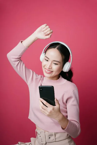 Porträtt Ung Asiatisk Kvinna Njuta Lyssna Sång Från Musik Streaming — Stockfoto