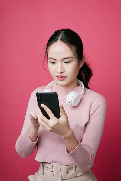 Retrato Jovem Asiático Mulher Procurando Música Aplicativo Streaming Música — Fotografia de Stock