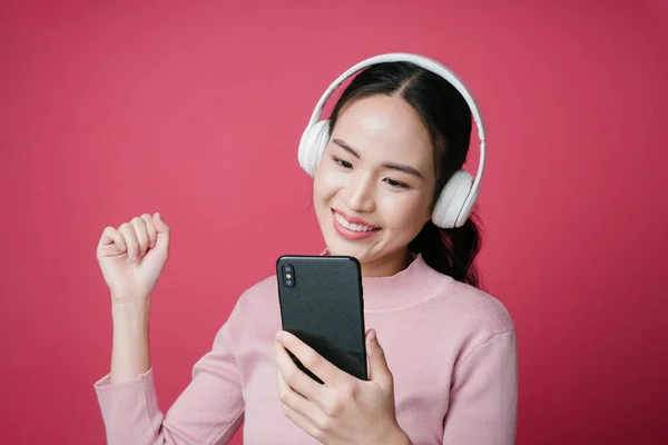 Porträtt Ung Asiatisk Kvinna Njuta Lyssna Sång Från Musik Streaming — Stockfoto