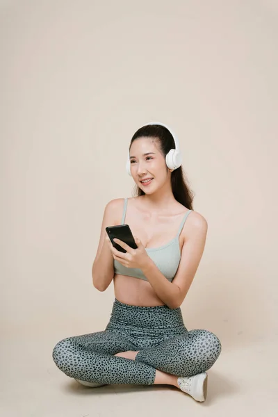 Portrait Athlete Asian Sporty Woman Sitting Floor Listen Music Headphone — Stock Photo, Image