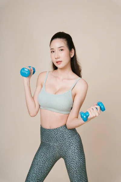 Dambılı Olan Asyalı Sporcu Kadın Egzersizi Portresi — Stok fotoğraf