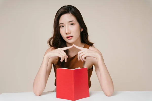 Portret Van Een Mooie Jonge Aziatische Vrouw Met Een Rood — Stockfoto