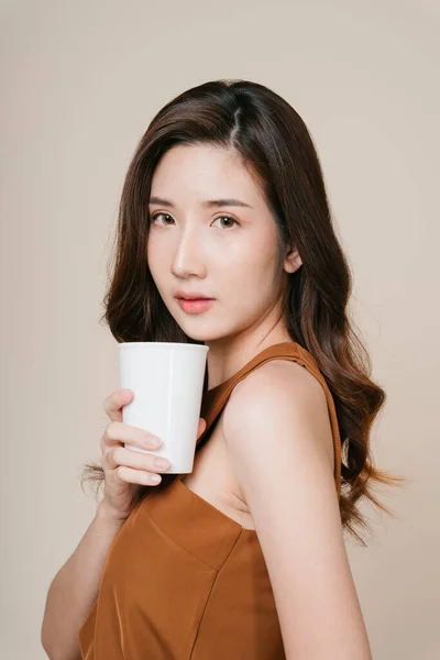 Porträtt Vacker Ung Asiatisk Kvinna Som Håller Vit Kopp För — Stockfoto