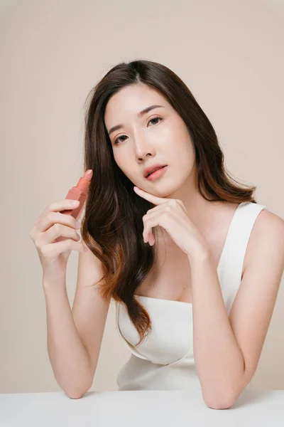 베이지 립스틱을 아름다운 아시아 여자의 — 스톡 사진