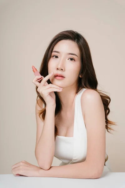 베이지 립스틱을 아름다운 아시아 여자의 — 스톡 사진