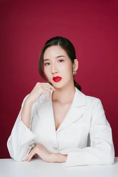 Porträtt Vacker Ung Asiatisk Kvinna Tillämpas Rött Läppstift Bär Vit — Stockfoto