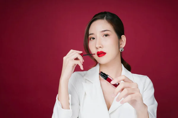Portrét Krásné Mladé Asijské Ženy Bílém Obleku Bunda Použití Červené — Stock fotografie