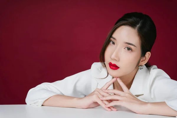 Retrato Bela Jovem Asiática Mulher Vestindo Jaqueta Branca Terno Aplicado — Fotografia de Stock