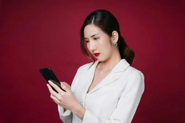 Portrét Krásné Mladé Asijské Ženy Bílém Obleku Pomocí Smartphone Pro — Stock fotografie