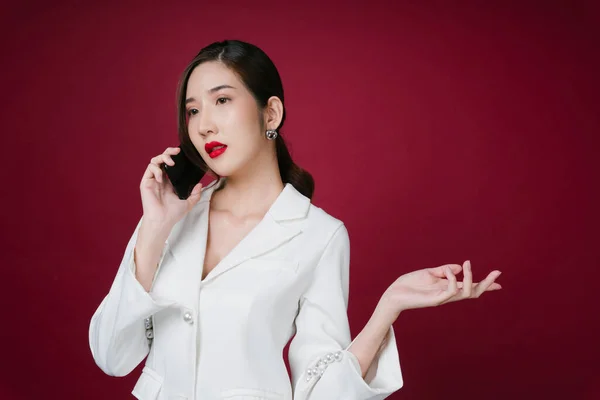 Retrato Hermosa Joven Mujer Asiática Traje Chaqueta Blanca Hablando Por — Foto de Stock