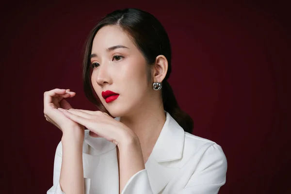 Portrét Krásné Mladé Asijské Ženy Bílém Obleku Aplikované Červenou Rtěnkou — Stock fotografie