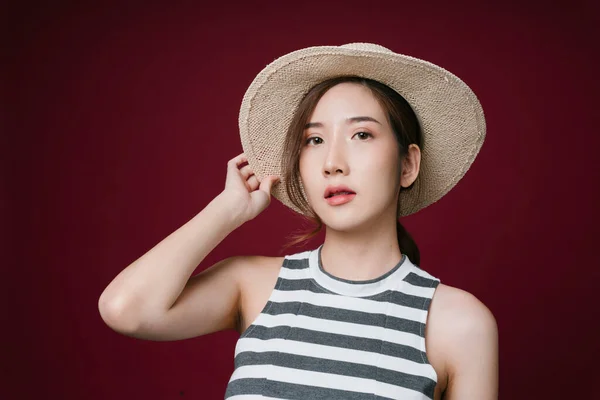 Retrato Bela Jovem Asiática Mulher Vestindo Chapéu Isolado Fundo Vermelho — Fotografia de Stock