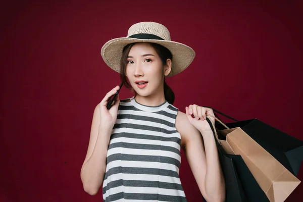 아시아 여성의 스마트폰 과종이 가방을 온라인 쇼핑을 즐기는 — 스톡 사진