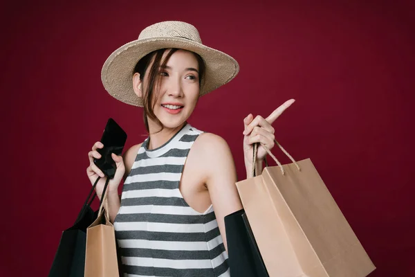 Retrato Mujer Asiática Joven Disfrutar Compras Línea Con Teléfono Inteligente —  Fotos de Stock