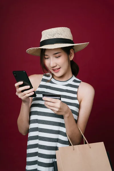 Retrato Bela Jovem Asiática Mulher Usando Chapéu Usando Telefone Para — Fotografia de Stock