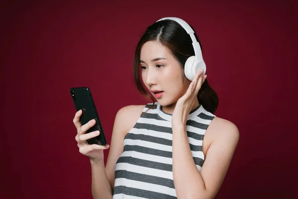 Porträtt Vacker Ung Asiatisk Kvinna Njuta Lyssna Musik Med Hörlurar — Stockfoto