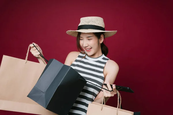 Πορτρέτο Του Ενθουσιασμένοι Όμορφη Γυναίκα Φορούν Καπέλο Κρατώντας Τσάντες Ψώνια — Φωτογραφία Αρχείου