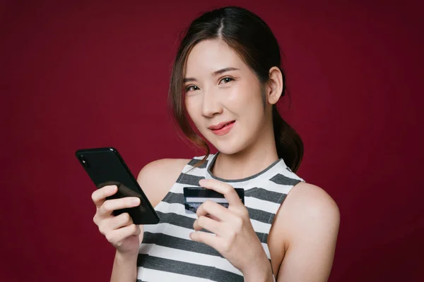 Detail Portrét Krásné Mladé Asijské Ženy Pomocí Smartphone Kreditní Karty — Stock fotografie