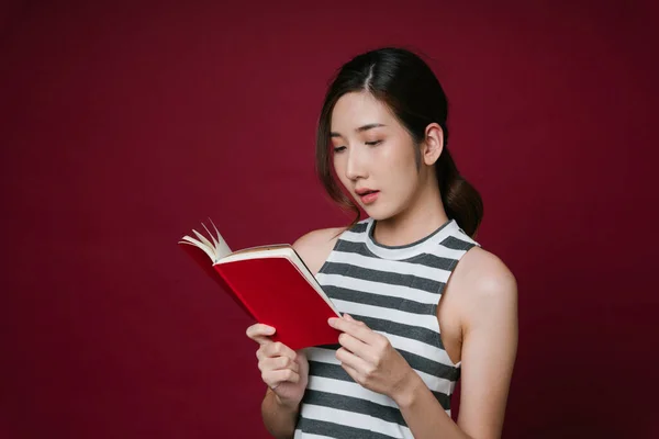 Portré Gyönyörű Fiatal Ázsiai Piros Könyv — Stock Fotó