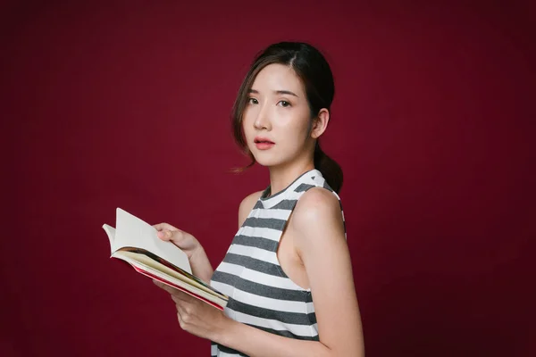 Retrato Bela Jovem Mulher Asiática Com Livro Vermelho — Fotografia de Stock