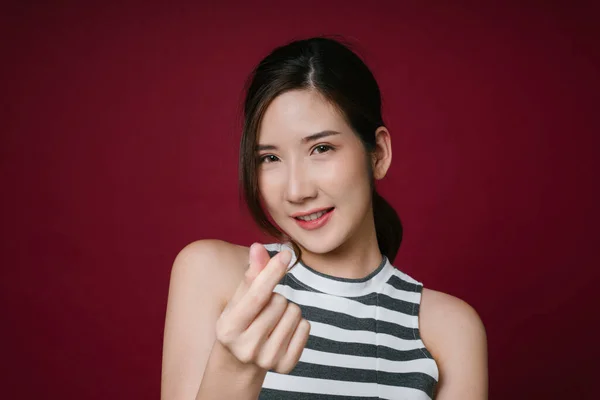 Portret Van Mooie Jonge Aziatische Vrouw Met Mini Hart Gebaar — Stockfoto
