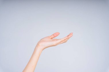 Güzel bir kadın beyaz arka planda kendini soyutluyor..