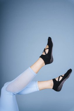 Mavi pantolonlu ve siyah çoraplı kadın bacakları.