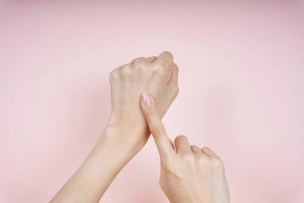 Mulher Bonita Aplicando Creme Loção Mão Traseira Isolar Fundo Rosa — Fotografia de Stock