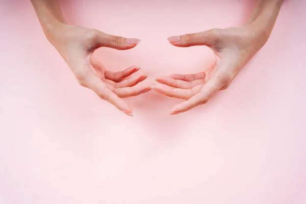Duas Mãos Mulher Segurando Algo Com Cuidado Amor Isolar Fundo — Fotografia de Stock