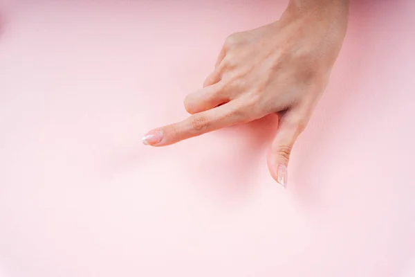 Mulher Mão Apontando Para Área Vazia Fundo Rosa — Fotografia de Stock