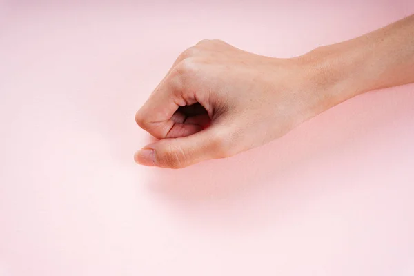 Жіночий Кулак Ізольований Рожевому Фоні Сердитий Вираз — стокове фото
