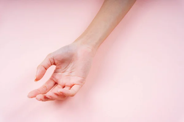 Mão Feminina Mostra Gesto Fundo Rosa Claro — Fotografia de Stock