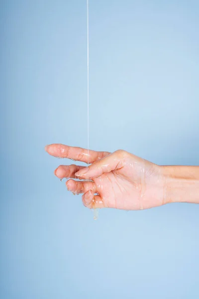 Mão Mulher Com Creme Loção Óleo Líquido Derramando Cima — Fotografia de Stock