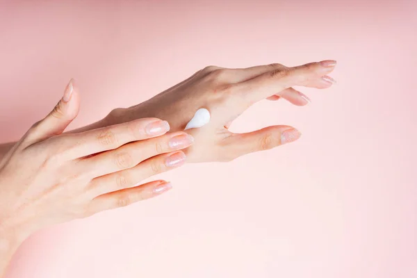 Mulher Mão Aplicando Creme Loção Isolar Fundo Rosa — Fotografia de Stock