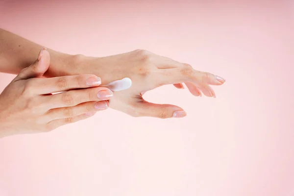 Mulher Mão Aplicando Creme Loção Isolar Fundo Rosa — Fotografia de Stock