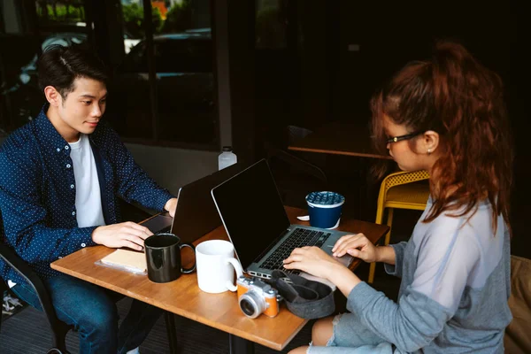Молоді Бізнесмени Запускають Разом Використовуючи Ноутбук Кафе — стокове фото