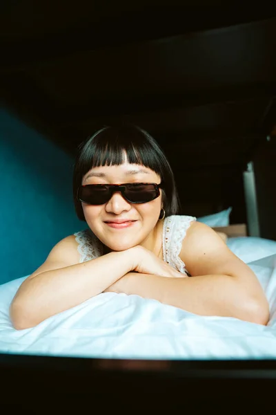 Retrato Alegre Asiático Cabelo Curto Mulher Vestindo Óculos Sol Cama — Fotografia de Stock