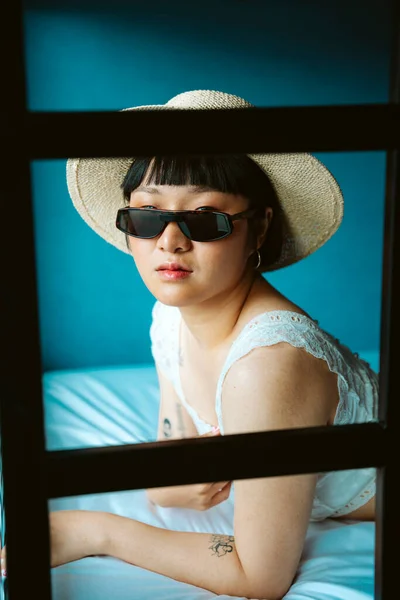 Retrato Alegre Asiático Cabelo Curto Mulher Vestindo Óculos Sol Chapéu — Fotografia de Stock