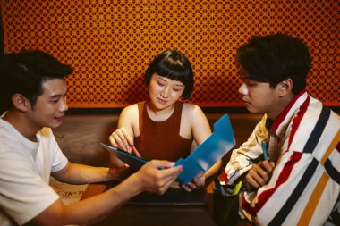 Gençler modern toplantı odasında birlikte iş kuruyorlar..