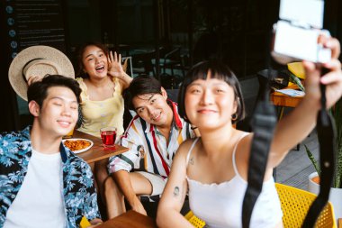 Asyalı arkadaşlar yaz partisinde fotoğraf çekiyorlar..