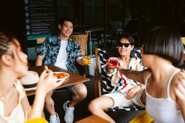 Asyalı gençler yaz partisinde birlikte eğleniyorlar..