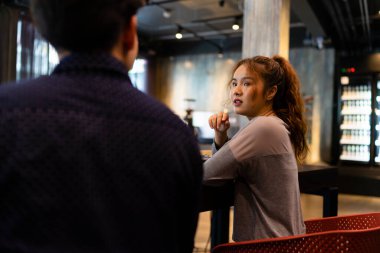 Güzel Asyalı kadın barda birine çatlıyor..