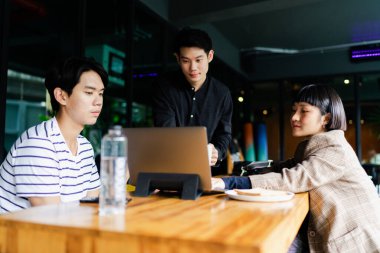 Kafe 'de bir grup Asyalı iş adamı proje planlıyor..