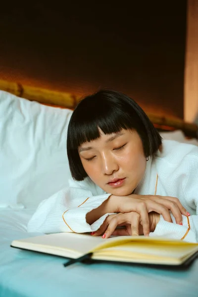 Asiático Corto Cabello Mujer Durmiendo Después Leer Libro Cama — Foto de Stock