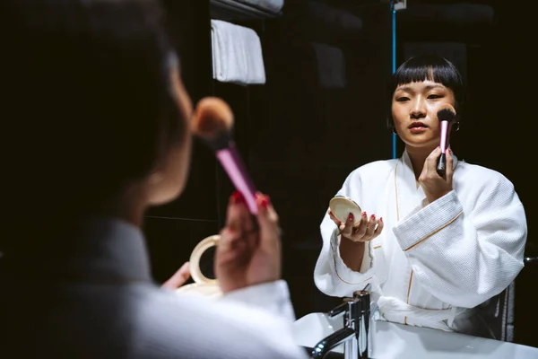 鏡の前に粉ブラシスティックを使用して短い髪アジアの女性 — ストック写真