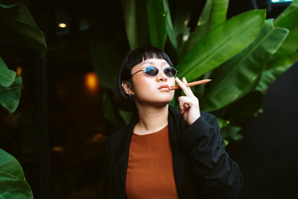 Cool Asiático Cabelo Curto Mulher Vestindo Óculos Sol Segurando Caneta — Fotografia de Stock