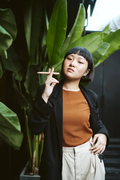 Portrét Mladé Asijské Ženy Krátké Vlasy Drží Pero Jako Cigareta — Stock fotografie